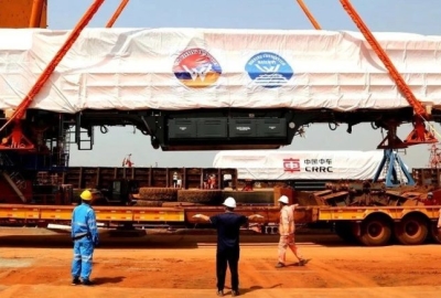 赢铁6台机车和36辆敞车运抵几内亚！