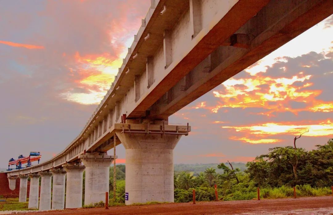 全长近300米，达圣铁路DK60大桥架设成功！