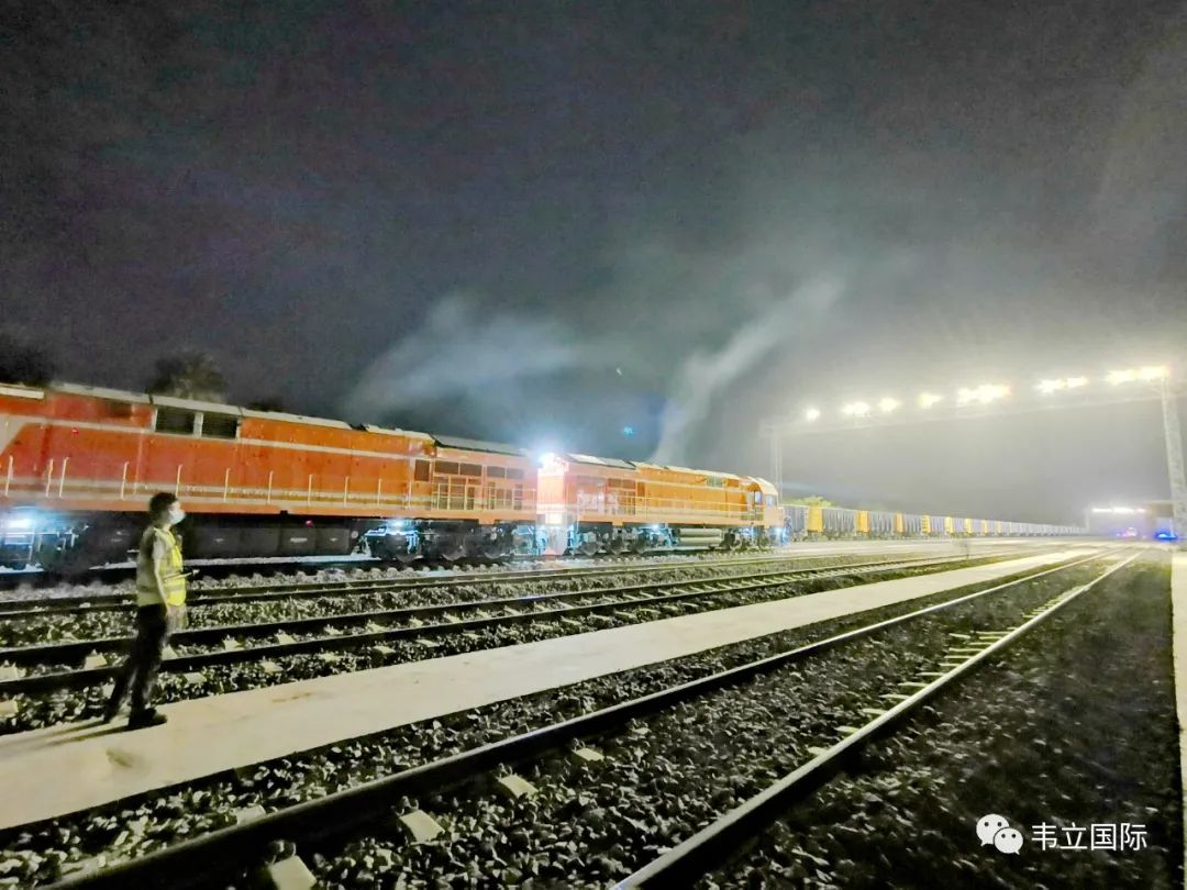 赢联盟达圣铁路首列5000吨重载列车通车测试成功